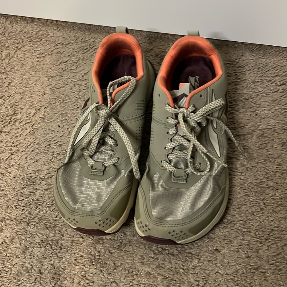 Altra Women’s Lone Peak 5 Trail shoes size 9.5 Khaki